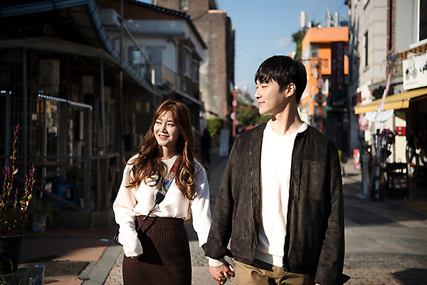 포토 JPG 주간 커플 응시 여자 남자 행복 데이트 거리 사랑 사람 상반신 20대 성인 야외 두명 앞모습 걷기 손잡기 한국인 구경 즐거움 설레임 수원 성인만 국내포토 자연요소 시선 감정 뷰포인트 관계 모션 동양인 청년 경기도 파일형식