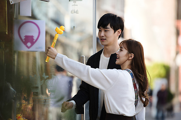 포토 JPG 주간 커플 응시 여자 남자 행복 데이트 장난 거리 사랑 미소 사람 상반신 20대 성인 야외 두명 앞모습 옆모습 아웃포커스 장난감 걷기 한국인 구경 즐거움 설레임 수원 성인만 국내포토 자연요소 시선 감정 뷰포인트 관계 모션 촬영기법 표정 동양인 청년 경기도 파일형식