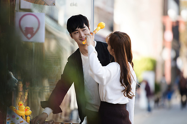 포토 JPG 주간 커플 응시 여자 남자 행복 데이트 장난 거리 사랑 미소 사람 상반신 20대 성인 야외 두명 앞모습 뒷모습 아웃포커스 장난감 걷기 한국인 구경 즐거움 설레임 수원 성인만 국내포토 자연요소 시선 감정 뷰포인트 관계 모션 촬영기법 표정 동양인 청년 경기도 파일형식