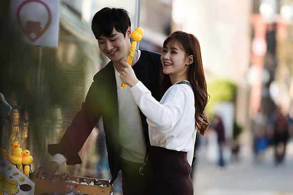 포토 JPG 주간 커플 여자 남자 행복 데이트 장난 거리 사랑 사람 상반신 20대 성인 야외 두명 옆모습 아웃포커스 장난감 걷기 한국인 구경 즐거움 설레임 수원 성인만 국내포토 자연요소 감정 뷰포인트 관계 모션 촬영기법 동양인 청년 경기도 파일형식