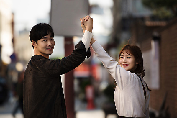 포토 JPG 주간 커플 응시 여자 남자 행복 데이트 거리 사랑 미소 사람 상반신 20대 성인 야외 두명 뒷모습 아웃포커스 손잡기 한국인 뒤돌아보기 즐거움 설레임 수원 성인만 국내포토 자연요소 시선 감정 뷰포인트 관계 모션 촬영기법 표정 동양인 청년 경기도 파일형식