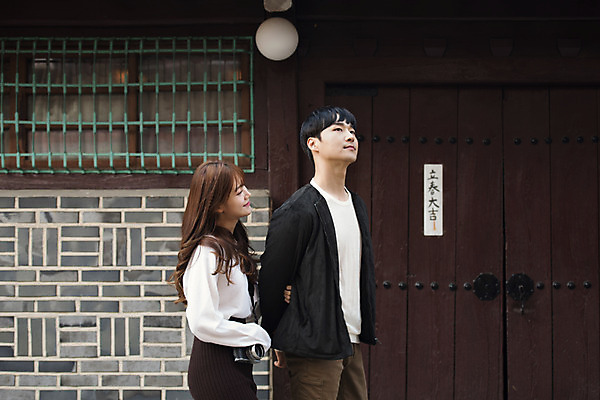 포토 JPG 주간 커플 응시 여자 남자 행복 데이트 거리 사랑 미소 사람 상반신 20대 성인 야외 두명 옆모습 걷기 팔짱 한국인 즐거움 설레임 수원 성인만 국내포토 자연요소 시선 감정 뷰포인트 관계 모션 표정 동양인 청년 경기도 파일형식