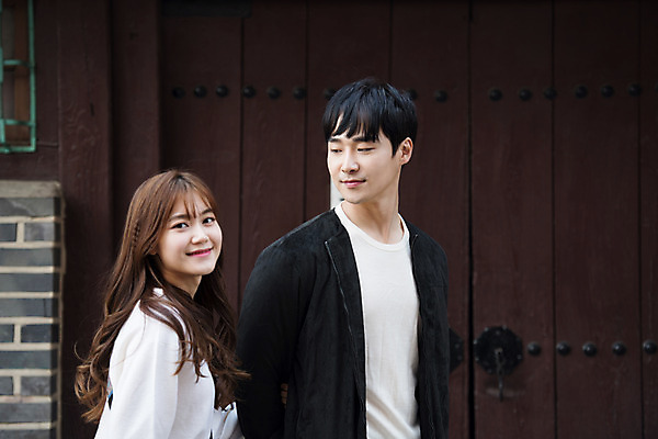 포토 JPG 주간 커플 응시 여자 남자 행복 데이트 거리 사랑 미소 사람 상반신 20대 성인 야외 두명 옆모습 걷기 한국인 즐거움 설레임 수원 성인만 국내포토 자연요소 시선 감정 뷰포인트 관계 모션 표정 동양인 청년 경기도 파일형식