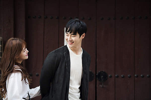 포토 JPG 주간 커플 응시 여자 남자 행복 데이트 거리 사랑 미소 사람 상반신 20대 성인 야외 두명 옆모습 마주보기 걷기 한국인 즐거움 설레임 수원 성인만 국내포토 자연요소 시선 감정 뷰포인트 관계 모션 표정 동양인 청년 경기도 파일형식