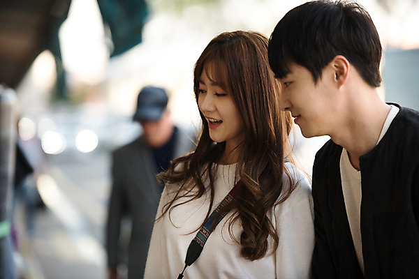 포토 JPG 주간 커플 응시 여자 남자 행복 데이트 거리 사랑 미소 사람 상반신 20대 성인 야외 두명 옆모습 아웃포커스 한국인 시장 집중 구경 즐거움 설레임 관심 수원 성인만 지동시장 국내포토 자연요소 시선 감정 뷰포인트 컨셉 관계 촬영기법 표정 동양인 청년 경기도 파일형식