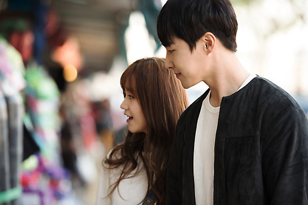 포토 JPG 주간 커플 응시 여자 남자 행복 데이트 거리 사랑 사람 상반신 20대 성인 야외 두명 옆모습 아웃포커스 한국인 시장 구매 구경 즐거움 설레임 관심 수원 성인만 지동시장 국내포토 자연요소 시선 감정 뷰포인트 관계 촬영기법 동양인 청년 쇼핑 경기도 파일형식