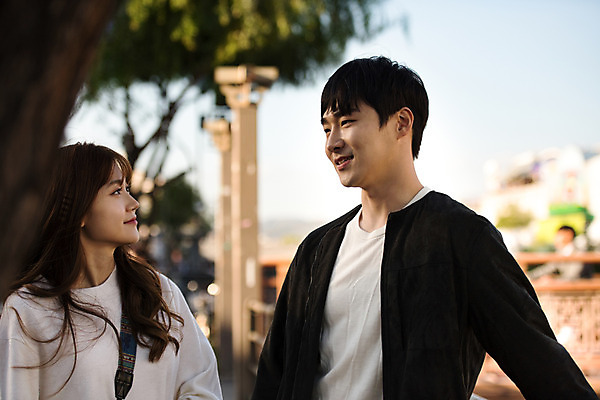 포토 JPG 주간 커플 응시 여자 남자 행복 데이트 거리 대화 사랑 미소 사람 상반신 20대 성인 야외 두명 앞모습 옆모습 한국인 시장 즐거움 설레임 수원 성인만 지동시장 국내포토 자연요소 시선 감정 뷰포인트 관계 표정 말하기 동양인 청년 경기도 파일형식