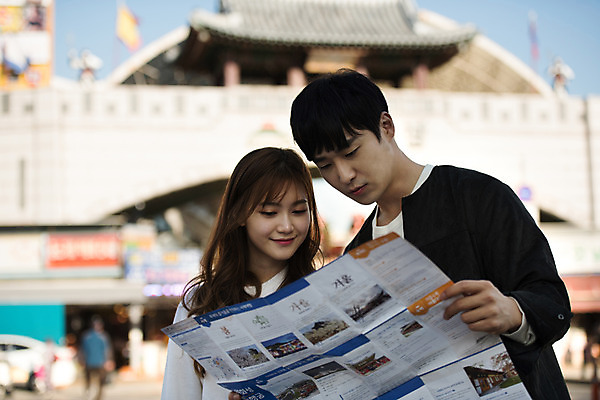 포토 JPG 주간 커플 응시 여자 남자 행복 지도 데이트 거리 사랑 미소 사람 상반신 20대 성인 야외 두명 앞모습 한국인 시장 즐거움 확인 위치 설레임 수원 성인만 지동시장 국내포토 자연요소 시선 감정 뷰포인트 관계 표정 동양인 청년 경기도 파일형식