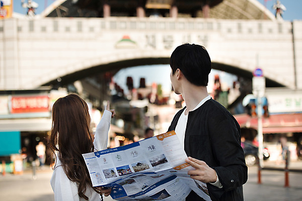 포토 JPG 주간 커플 여자 남자 행복 지도 데이트 손가락 거리 사랑 사람 상반신 20대 성인 야외 두명 옆모습 한국인 가리킴 시장 즐거움 확인 설레임 수원 성인만 지동시장 국내포토 자연요소 손 감정 뷰포인트 관계 동양인 손짓 청년 경기도 파일형식