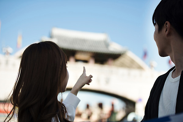 포토 JPG 주간 커플 응시 여자 남자 행복 데이트 손가락 거리 사랑 사람 상반신 20대 성인 야외 두명 옆모습 아웃포커스 한국인 가리킴 시장 즐거움 설레임 수원 성인만 지동시장 국내포토 자연요소 손 시선 감정 뷰포인트 관계 촬영기법 동양인 손짓 청년 경기도 파일형식