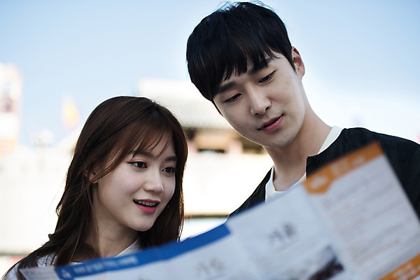 포토 JPG 주간 커플 응시 여자 남자 행복 지도 데이트 거리 사랑 미소 사람 상반신 20대 성인 야외 두명 앞모습 한국인 시장 즐거움 확인 설레임 수원 성인만 지동시장 국내포토 자연요소 시선 감정 뷰포인트 관계 표정 동양인 청년 경기도 파일형식