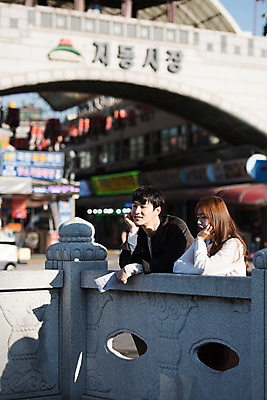 포토 JPG 주간 커플 여자 남자 행복 지도 데이트 난간 거리 대화 사랑 서기 사람 상반신 20대 성인 야외 두명 옆모습 기댐 턱괴기 한국인 시장 즐거움 설레임 수원 가교 성인만 지동시장 국내포토 자연요소 건축물 감정 뷰포인트 관계 모션 말하기 동양인 청년 경기도 파일형식