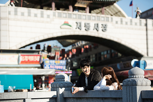 포토 JPG 주간 커플 여자 남자 행복 데이트 난간 거리 대화 사랑 사람 상반신 20대 성인 야외 두명 옆모습 마주보기 한국인 시장 집중 즐거움 설레임 수원 가교 성인만 지동시장 국내포토 자연요소 건축물 감정 뷰포인트 컨셉 관계 모션 말하기 동양인 청년 경기도 파일형식