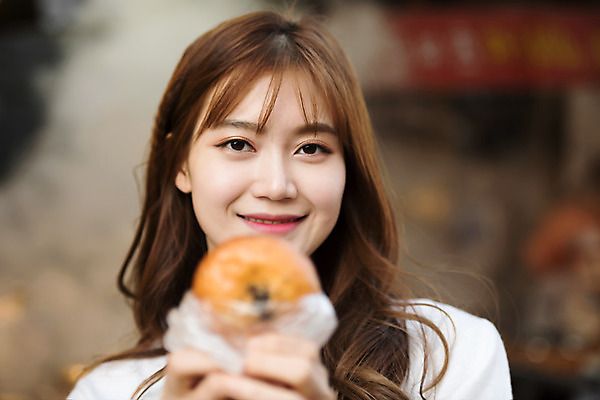 포토 JPG 주간 응시 여자 행복 데이트 거리 사랑 한명 미소 들기 사람 근접촬영 상반신 20대 성인 야외 앞모습 아웃포커스 한국인 시장 도넛 즐거움 설레임 길거리음식 수원 성인여자한명만 지동시장 국내포토 자연요소 1 시선 감정 음식 뷰포인트 모션 디저트 촬영기법 표정 동양인 청년 경기도 여자한명만 성인여자만 파일형식