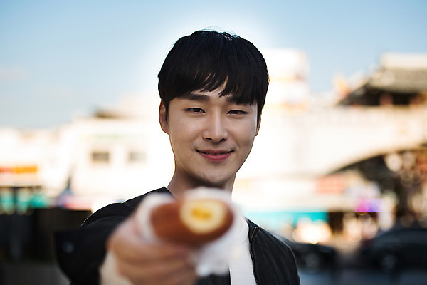 포토 JPG 주간 응시 남자 행복 데이트 거리 사랑 한명 미소 사람 상반신 20대 성인 야외 앞모습 아웃포커스 한국인 시장 도넛 즐거움 주기 설레임 길거리음식 수원 성인남자한명만 지동시장 국내포토 자연요소 1 시선 감정 음식 뷰포인트 모션 디저트 촬영기법 표정 동양인 청년 경기도 남자한명만 성인남자만 파일형식