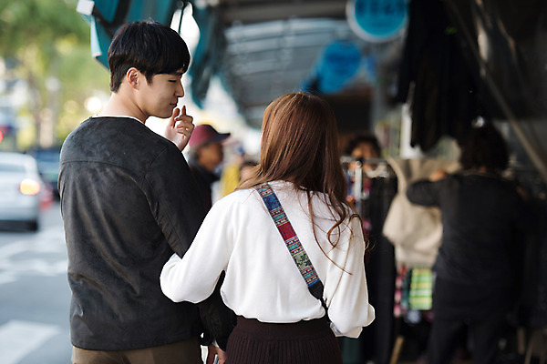 포토 JPG 주간 커플 여자 남자 행복 데이트 거리 대화 사랑 사람 상반신 20대 성인 야외 두명 뒷모습 아웃포커스 마주보기 걷기 팔짱 한국인 시장 구경 즐거움 설레임 관심 수원 성인만 지동시장 국내포토 자연요소 감정 뷰포인트 관계 모션 촬영기법 말하기 동양인 청년 경기도 파일형식