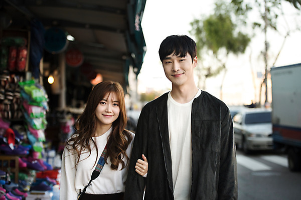 포토 JPG 주간 커플 응시 여자 남자 행복 데이트 거리 사랑 미소 사람 상반신 20대 성인 야외 두명 앞모습 팔짱 한국인 시장 즐거움 설레임 수원 성인만 지동시장 국내포토 자연요소 시선 감정 뷰포인트 관계 모션 표정 동양인 청년 경기도 파일형식