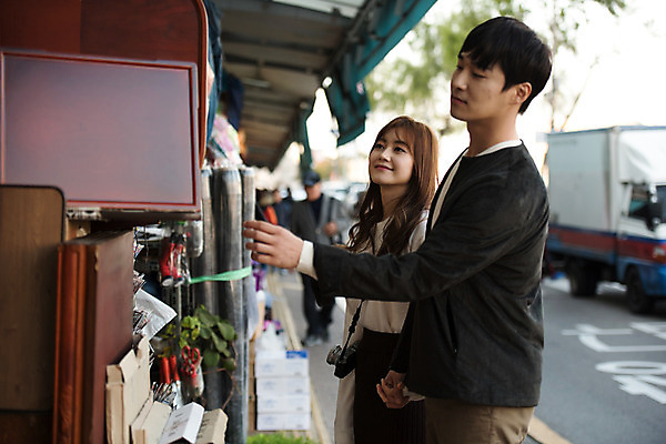 포토 JPG 주간 커플 여자 남자 행복 데이트 거리 사랑 사람 상반신 20대 성인 야외 두명 옆모습 손잡기 한국인 시장 구매 구경 즐거움 설레임 관심 수원 성인만 지동시장 국내포토 자연요소 감정 뷰포인트 관계 모션 동양인 청년 쇼핑 경기도 파일형식