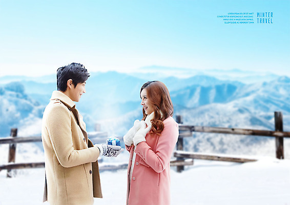 PSD 편집이미지 커플 응시 여자 남자 여행 겨울 하늘 선물 미소 사람 상반신 20대 성인 두명 옆모습 파란색 울타리 마주보기 낭만 한국인 추위 정상 겨울여행 주기 전망대 겨울산 성인만 이미지편집 시선 계절 뷰포인트 컬러 컨셉 관계 모션 산 표정 동양인 청년 담장 파일형식