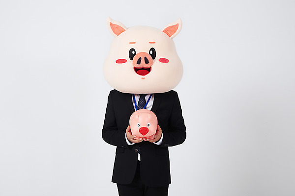 포토 JPG 스튜디오촬영 남자 비즈니스 실내 한명 서기 들기 사람 정장 상반신 20대 성인 앞모습 금융 저축 한국인 돼지저금통 저금통 돼지띠 돼지 비즈니스맨 흰배경 돼지캐릭터 사원증 동물탈 인형탈 적금 성인남자한명만 기해년 금융의날 국내포토 1 옷 뷰포인트 동물캐릭터 백그라운드 포유류 모션 동양인 청년 내부 경제 흰색 십이지신 직장인 탈 남자한명만 성인남자만 파일형식 법정기념일 2019년