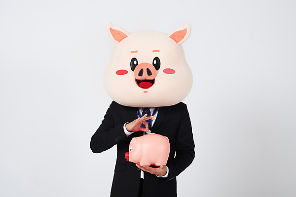 포토 JPG 스튜디오촬영 남자 비즈니스 실내 한명 서기 사람 정장 상반신 20대 성인 앞모습 금융 동전 저축 한국인 돼지저금통 저금통 돼지띠 돼지 비즈니스맨 흰배경 돼지캐릭터 사원증 넣기 동물탈 인형탈 적금 성인남자한명만 기해년 금융의날 국내포토 1 옷 뷰포인트 동물캐릭터 백그라운드 돈 포유류 모션 동양인 청년 내부 경제 흰색 십이지신 직장인 탈 남자한명만 성인남자만 파일형식 법정기념일 2019년