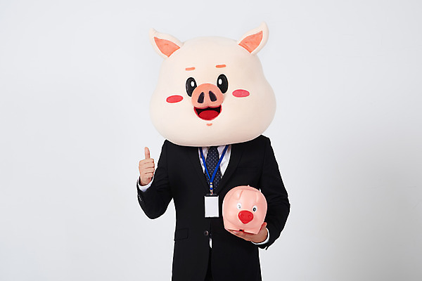 포토 JPG 스튜디오촬영 남자 비즈니스 실내 한명 서기 사람 정장 상반신 20대 성인 앞모습 금융 저축 한국인 돼지저금통 저금통 최고 돼지띠 돼지 비즈니스맨 흰배경 돼지캐릭터 사원증 돈모으기 동물탈 인형탈 적금 성인남자한명만 기해년 금융의날 국내포토 1 옷 뷰포인트 동물캐릭터 백그라운드 포유류 모션 동양인 청년 내부 경제 흰색 십이지신 직장인 탈 남자한명만 성인남자만 파일형식 법정기념일 2019년