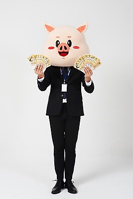 포토 JPG 스튜디오촬영 전신 남자 지폐 돈 비즈니스 실내 한명 서기 들기 사람 정장 20대 성인 앞모습 저축 한국인 돼지띠 돼지 비즈니스맨 흰배경 돼지캐릭터 사원증 돈모으기 동물탈 인형탈 적금 성인남자한명만 기해년 금융의날 국내포토 1 옷 뷰포인트 동물캐릭터 백그라운드 포유류 모션 동양인 청년 내부 금융 흰색 십이지신 직장인 재산 탈 남자한명만 성인남자만 파일형식 법정기념일 2019년