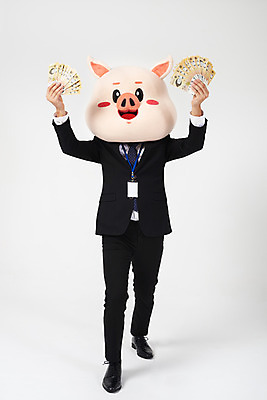 포토 JPG 스튜디오촬영 전신 남자 지폐 돈 비즈니스 실내 한명 서기 들기 사람 정장 20대 성인 앞모습 기쁨 저축 한국인 돼지띠 돼지 비즈니스맨 즐거움 흰배경 돼지캐릭터 사원증 돈모으기 동물탈 인형탈 적금 성인남자한명만 기해년 금융의날 국내포토 1 옷 감정 뷰포인트 동물캐릭터 백그라운드 포유류 모션 동양인 청년 내부 금융 흰색 십이지신 직장인 재산 탈 남자한명만 성인남자만 파일형식 법정기념일 2019년