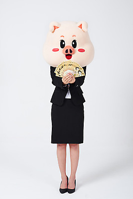 포토 JPG 스튜디오촬영 전신 여자 지폐 돈 비즈니스 실내 한명 서기 들기 사람 정장 20대 성인 앞모습 한국인 돼지띠 돼지 비즈니스우먼 흰배경 돼지캐릭터 사원증 동물탈 인형탈 성인여자한명만 기해년 국내포토 1 옷 뷰포인트 동물캐릭터 백그라운드 포유류 모션 동양인 청년 내부 흰색 십이지신 직장인 재산 탈 여자한명만 성인여자만 파일형식 2019년