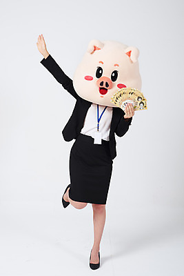 포토 JPG 스튜디오촬영 전신 여자 지폐 돈 비즈니스 실내 한명 서기 사람 정장 20대 성인 앞모습 손들기 점프 기쁨 한국인 돼지띠 돼지 비즈니스우먼 즐거움 흰배경 돼지캐릭터 사원증 동물탈 인형탈 성인여자한명만 기해년 국내포토 1 옷 감정 뷰포인트 동물캐릭터 백그라운드 포유류 모션 동양인 청년 내부 흰색 십이지신 직장인 재산 탈 여자한명만 성인여자만 파일형식 2019년