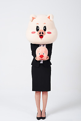 포토 JPG 스튜디오촬영 전신 여자 비즈니스 실내 한명 서기 들기 사람 정장 20대 성인 앞모습 저축 한국인 돼지저금통 저금통 돼지띠 돼지 비즈니스우먼 흰배경 돼지캐릭터 사원증 돈모으기 동물탈 인형탈 적금 성인여자한명만 기해년 금융의날 국내포토 1 옷 뷰포인트 동물캐릭터 백그라운드 포유류 모션 동양인 청년 내부 금융 흰색 십이지신 직장인 탈 여자한명만 성인여자만 파일형식 법정기념일 2019년