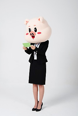 포토 JPG 스튜디오촬영 전신 응시 여자 비즈니스 실내 한명 서기 사람 정장 20대 성인 옆모습 저축 한국인 돼지띠 돼지 비즈니스우먼 흰배경 통장 돼지캐릭터 사원증 동물탈 인형탈 적금 성인여자한명만 기해년 금융의날 국내포토 1 시선 옷 뷰포인트 동물캐릭터 백그라운드 포유류 모션 동양인 청년 내부 금융 흰색 십이지신 직장인 탈 여자한명만 성인여자만 파일형식 법정기념일 2019년