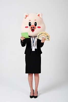 포토 JPG 스튜디오촬영 전신 여자 지폐 돈 비즈니스 실내 한명 서기 들기 사람 정장 20대 성인 앞모습 저축 한국인 돼지띠 돼지 비즈니스우먼 흰배경 통장 돼지캐릭터 사원증 동물탈 인형탈 적금 성인여자한명만 기해년 금융의날 국내포토 1 옷 뷰포인트 동물캐릭터 백그라운드 포유류 모션 동양인 청년 내부 금융 흰색 십이지신 직장인 재산 탈 여자한명만 성인여자만 파일형식 법정기념일 2019년