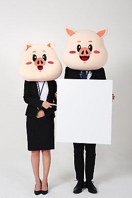포토 JPG 스튜디오촬영 전신 배너 여자 남자 비즈니스 안내 사각프레임 실내 서기 들기 사람 정장 20대 성인 두명 앞모습 한국인 가리킴 돼지띠 돼지 비즈니스맨 비즈니스우먼 알림 흰배경 돼지캐릭터 사원증 동물탈 인형탈 성인만 기해년 국내포토 옷 뷰포인트 동물캐릭터 백그라운드 포유류 모션 프레임 동양인 손짓 청년 내부 사각형 흰색 십이지신 직장인 탈 파일형식 2019년