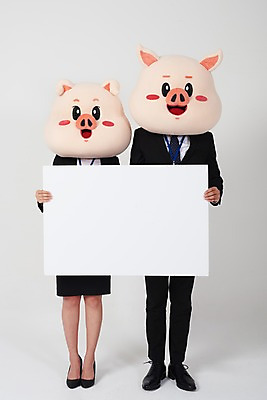 포토 JPG 스튜디오촬영 전신 배너 커플 여자 남자 비즈니스 안내 사각프레임 실내 서기 들기 사람 정장 20대 성인 두명 앞모습 한국인 돼지띠 돼지 비즈니스맨 비즈니스우먼 알림 흰배경 돼지캐릭터 사원증 동물탈 인형탈 성인만 기해년 국내포토 옷 뷰포인트 동물캐릭터 백그라운드 포유류 관계 모션 프레임 동양인 청년 내부 사각형 흰색 십이지신 직장인 탈 파일형식 2019년