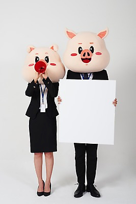 포토 JPG 스튜디오촬영 전신 배너 커플 여자 남자 비즈니스 안내 사각프레임 실내 서기 들기 사람 정장 20대 성인 두명 앞모습 확성기 한국인 돼지띠 돼지 비즈니스맨 비즈니스우먼 알림 흰배경 돼지캐릭터 사원증 동물탈 인형탈 성인만 기해년 국내포토 옷 뷰포인트 동물캐릭터 백그라운드 포유류 관계 모션 프레임 동양인 청년 내부 사각형 흰색 십이지신 직장인 탈 파일형식 2019년