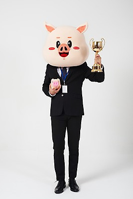 포토 JPG 스튜디오촬영 전신 남자 비즈니스 실내 한명 서기 사람 정장 20대 성인 앞모습 금융 저축 한국인 돼지저금통 저금통 돼지띠 돼지 비즈니스맨 트로피 흰배경 돼지캐릭터 사원증 동물탈 인형탈 적금 성인남자한명만 기해년 금융의날 국내포토 1 옷 뷰포인트 동물캐릭터 백그라운드 포유류 모션 동양인 청년 내부 경제 흰색 십이지신 직장인 상_우승 탈 남자한명만 성인남자만 파일형식 법정기념일 2019년