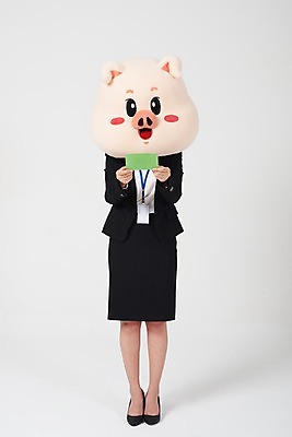포토 JPG 스튜디오촬영 전신 여자 비즈니스 실내 한명 서기 사람 정장 20대 성인 앞모습 금융 저축 한국인 돼지띠 돼지 비즈니스우먼 흰배경 통장 돼지캐릭터 사원증 동물탈 인형탈 적금 성인여자한명만 기해년 금융의날 국내포토 1 옷 뷰포인트 동물캐릭터 백그라운드 포유류 모션 동양인 청년 내부 경제 흰색 십이지신 직장인 탈 여자한명만 성인여자만 파일형식 법정기념일 2019년