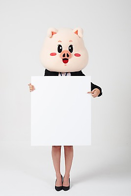 포토 JPG 스튜디오촬영 전신 배너 여자 비즈니스 사각프레임 실내 한명 서기 들기 사람 정장 20대 성인 앞모습 한국인 가리킴 돼지띠 돼지 비즈니스우먼 알림 흰배경 돼지캐릭터 사원증 동물탈 인형탈 성인여자한명만 기해년 국내포토 1 옷 뷰포인트 동물캐릭터 백그라운드 포유류 모션 프레임 동양인 손짓 청년 내부 사각형 흰색 십이지신 직장인 탈 여자한명만 성인여자만 파일형식 2019년