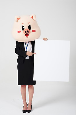 포토 JPG 스튜디오촬영 전신 배너 여자 비즈니스 사각프레임 실내 한명 서기 들기 사람 정장 20대 성인 앞모습 한국인 가리킴 돼지띠 돼지 비즈니스우먼 알림 흰배경 돼지캐릭터 사원증 동물탈 인형탈 성인여자한명만 기해년 국내포토 1 옷 뷰포인트 동물캐릭터 백그라운드 포유류 모션 프레임 동양인 손짓 청년 내부 사각형 흰색 십이지신 직장인 탈 여자한명만 성인여자만 파일형식 2019년