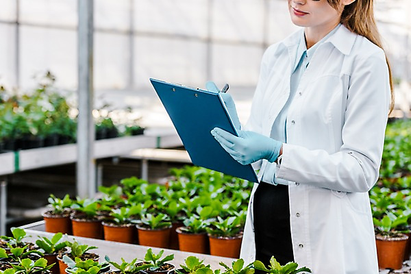 포토 JPG 서양인 외국인 여자 화분 실내 실험 한명 서기 사람 상반신 20대 성인 옆모습 펜 여러개 기록 실험복 일기 생명공학 연구원 파일 체코 온실 성인여자한명만 국내포토 직업 1 유럽 뷰포인트 다수 의학 모션 인종 청년 내부 필기구 가운 여자한명만 성인여자만 파일형식