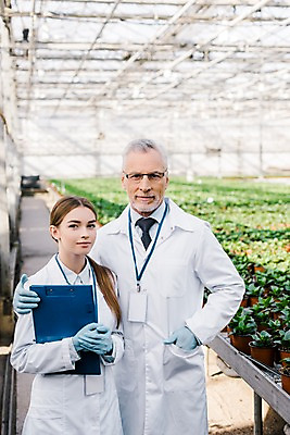 포토 JPG 서양인 외국인 식물 응시 여자 노년 남자 화분 잎 실내 실험 서기 미소 들기 사람 상반신 20대 성인 두명 앞모습 실험복 60대 생명공학 연구원 파일 주머니손 체코 온실 어깨에손 국내포토 직업 시선 유럽 뷰포인트 의학 모션 표정 인종 청년 내부 가운 파일형식