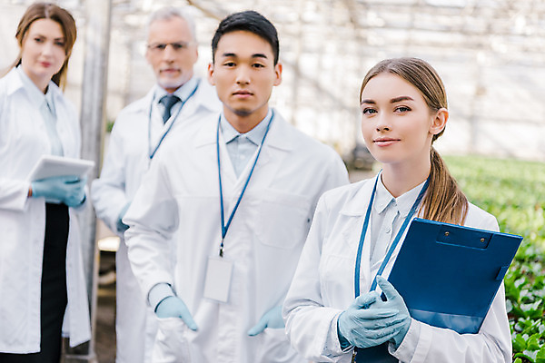 포토 JPG 서양인 외국인 식물 응시 여자 노년 남자 잎 실내 실험 서기 미소 들기 사람 동양인 여러명 상반신 20대 성인 앞모습 옆모습 태블릿 실험복 60대 생명공학 연구원 파일 주머니손 체코 사원증 온실 국내포토 직업 시선 유럽 뷰포인트 다수 비즈니스 의학 모션 표정 인종 청년 내부 전자제품 스마트기기 가운 파일형식