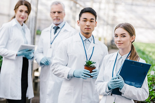포토 JPG 서양인 외국인 식물 응시 여자 노년 남자 화분 잎 실내 실험 서기 미소 들기 사람 동양인 여러명 상반신 20대 성인 앞모습 옆모습 태블릿 실험복 60대 생명공학 연구원 문서 파일 체코 온실 국내포토 직업 시선 유럽 뷰포인트 다수 의학 모션 표정 인종 청년 내부 전자제품 스마트기기 가운 파일형식
