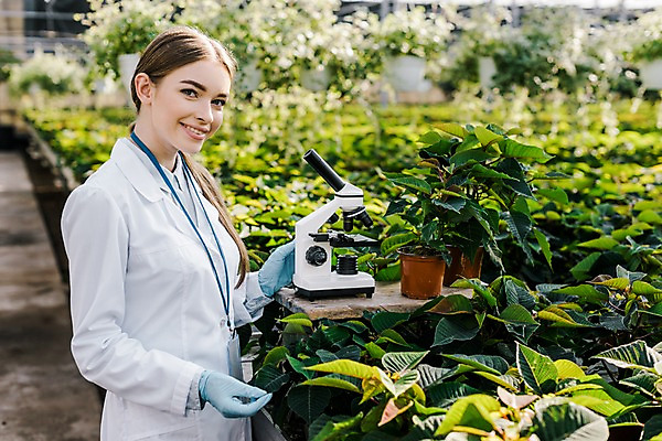 포토 JPG 서양인 외국인 식물 응시 여자 화분 잎 실내 현미경 실험 한명 미소 사람 상반신 20대 성인 옆모습 실험복 생명공학 연구원 체코 온실 성인여자한명만 국내포토 직업 1 시선 유럽 뷰포인트 의학 표정 실험기구 인종 청년 내부 가운 여자한명만 성인여자만 파일형식