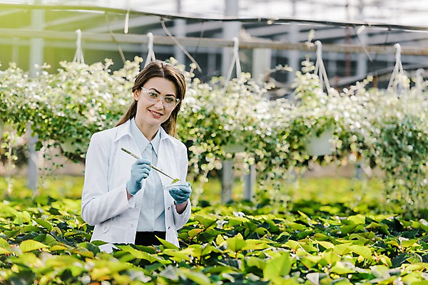 포토 JPG 서양인 외국인 식물 응시 여자 화분 잎 실내 실험 한명 서기 미소 사람 상반신 20대 성인 앞모습 실험복 생명공학 연구원 체코 핀셋 보안경 온실 성인여자한명만 국내포토 직업 1 시선 유럽 뷰포인트 의학 모션 표정 인종 청년 내부 도구 가운 안전장비 여자한명만 성인여자만 파일형식
