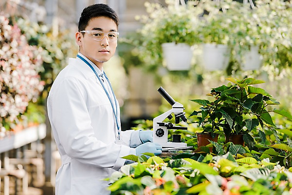 포토 JPG 외국인 식물 응시 남자 화분 잎 실내 현미경 실험 한명 서기 사람 동양인 상반신 20대 성인 옆모습 실험복 생명공학 연구원 체코 보안경 온실 성인남자한명만 국내포토 직업 1 시선 유럽 뷰포인트 의학 모션 실험기구 인종 청년 내부 가운 안전장비 남자한명만 성인남자만 파일형식