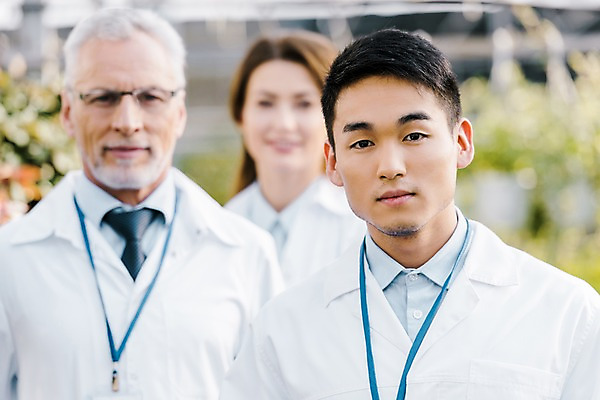 포토 JPG 서양인 외국인 식물 응시 여자 노년 남자 잎 실내 실험 서기 미소 사람 동양인 상반신 20대 성인 앞모습 세명 실험복 60대 생명공학 연구원 체코 국내포토 직업 시선 유럽 뷰포인트 의학 모션 표정 인종 청년 내부 가운 파일형식