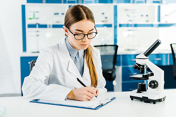 포토 JPG 서양인 외국인 응시 여자 실내 현미경 실험 한명 사람 앉기 상반신 20대 성인 앞모습 펜 기록 실험복 연구실 일기 생명공학 연구원 파일 체코 성인여자한명만 안경낌 국내포토 직업 1 시선 유럽 안경 뷰포인트 의학 모션 실험기구 인종 청년 내부 필기구 가운 여자한명만 성인여자만 파일형식