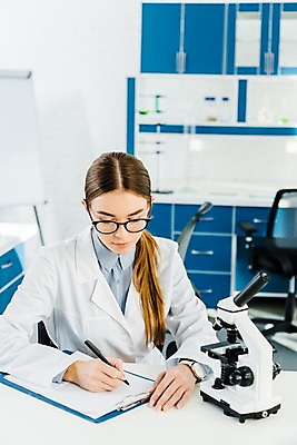 포토 JPG 서양인 외국인 응시 여자 실내 현미경 실험 한명 사람 앉기 상반신 20대 성인 앞모습 펜 기록 실험복 연구실 일기 생명공학 연구원 문서 파일 체코 성인여자한명만 안경낌 국내포토 직업 1 시선 유럽 안경 뷰포인트 의학 모션 실험기구 인종 청년 내부 필기구 가운 여자한명만 성인여자만 파일형식